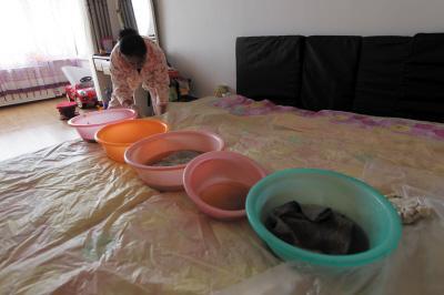 龙岗楼上漏水，住户失联，小区没物管，业主维权难！律师来支招……